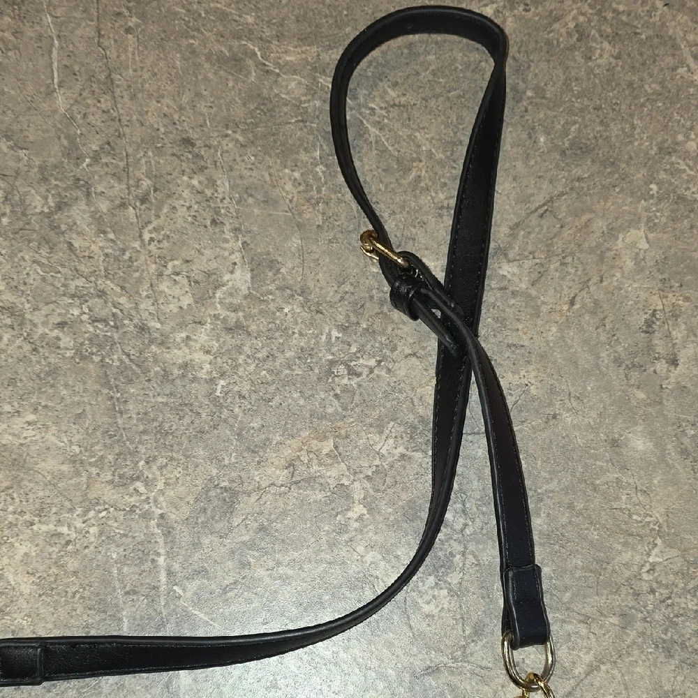(J8) Source Unknown Black and Gold Quilted Crossbody Bag